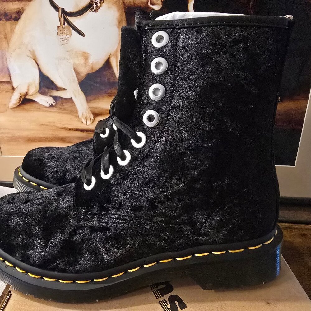 Dr Martens Vegan 1460 Women's Size 6 US Black Crushed Velvet Boots GOTH NEW